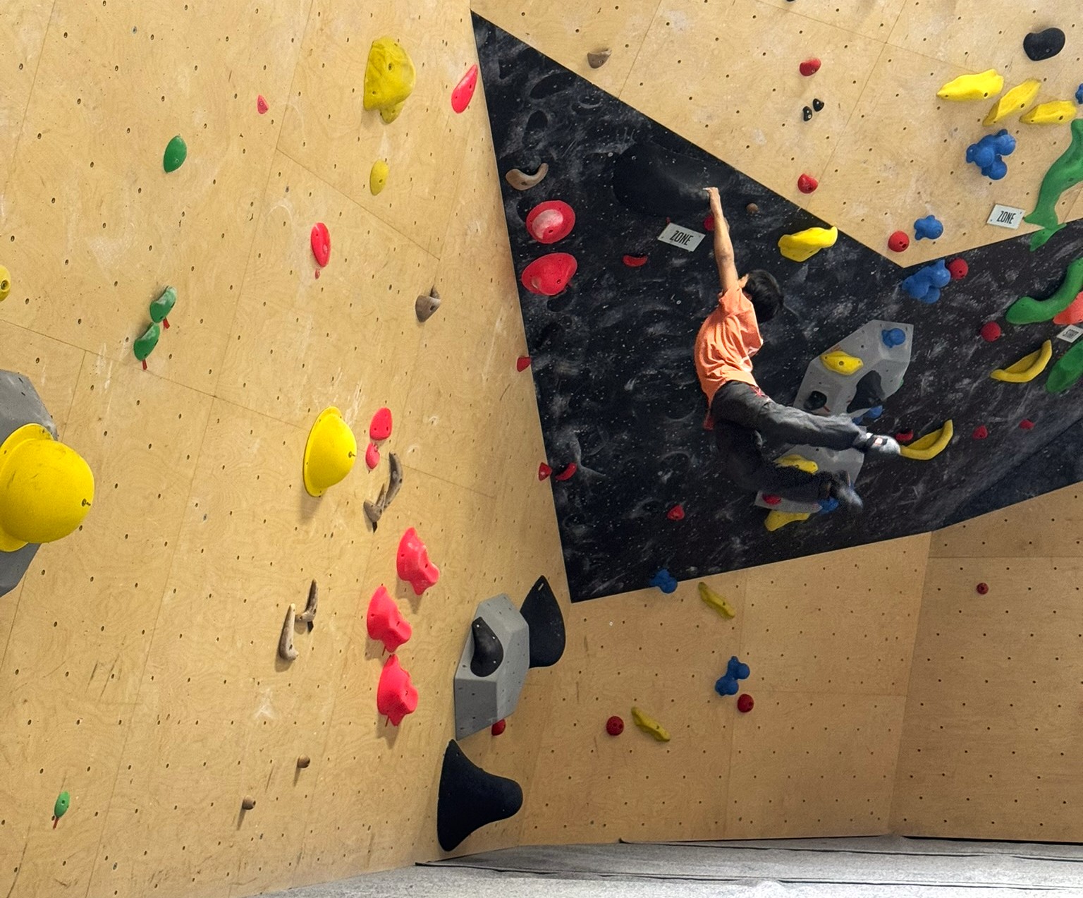 Enfants grimpant sur le mur d'escalade